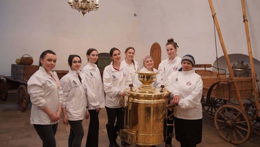 Волонтёры бизнес-центра «Нагатинский» и «Патриаршие добровольцы» совместно выпекали блины в Новоспасском монастыре